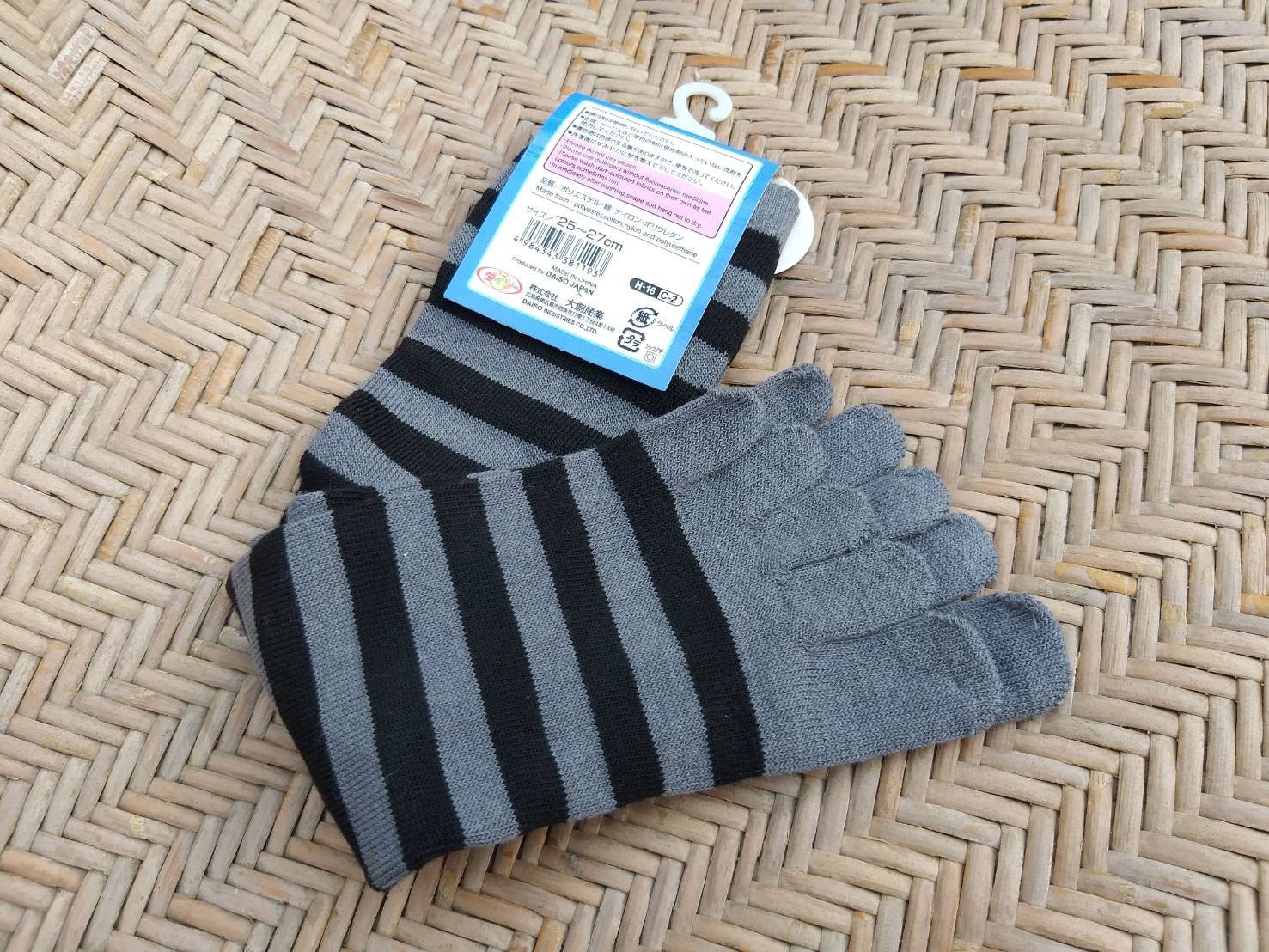 ถุงเท้าแบบแยกนิ้ว ส้นเท้าฝืดกันลื่น