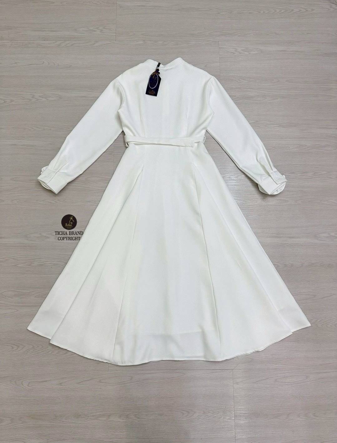 Maxiเดรสคอจีนแขนยาว สีขาว ทรงสวย มีเข็มกลัดดอกไม้3Dดอกใหญ่ที่ปลายแขน เพิ่มมิติให้กับชุด ช่งกระโปรงพริ้วสวย ด้านหน้าแต่งกระดุมเรียงยาวใช้งานได้จริง และมาคู่เข็มขัดใส่ปรับเข้ารูปให้ทรงสวย ใส่สบาย : สินค้าคุณภาพ (พร้อมส่ง)