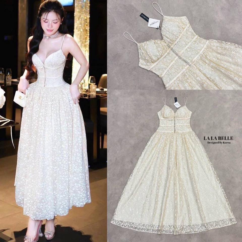 แมกซี่เดรสลูกไม้รุ่นฮอตลายดอกไม้เล็กๆทรงสายเดี่ยวอกหัวใจให้ ช่วงอกเสริมฟองน้ำจับจีบแต่งริบบิ้นโบว์พร้อมสายเพชรด้านหน้าชุดเข้ารูปเข้าทรงกระโปรงยาวจับจีบแน่นๆมีซับในถึงปลายชุด ใส่สบาย : สินค้าคุณภาพ (พร้อมส่ง)