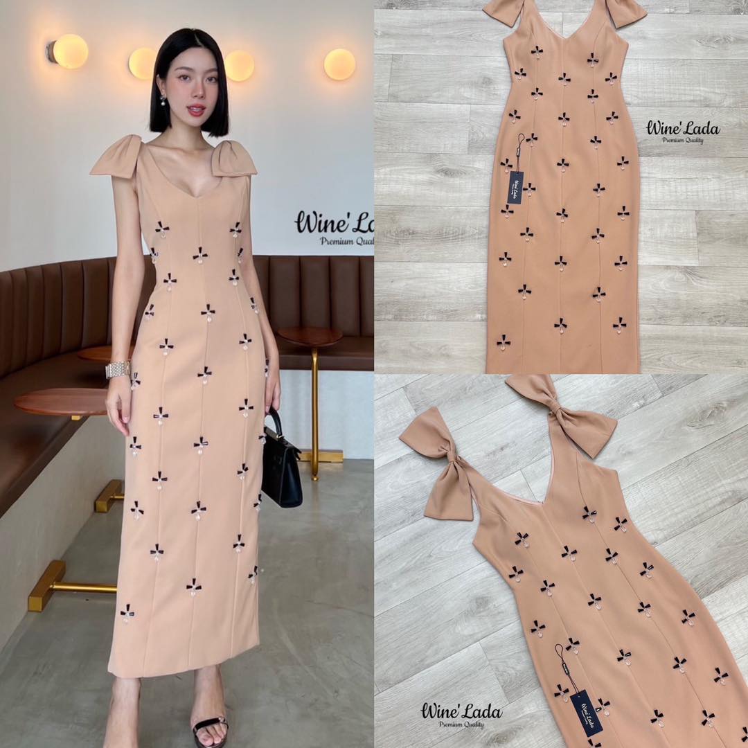 เดรสคอวีทรงสอบตัวยาว แต่งอะไหล่ทั้งตัวแน่นๆ ไหล่ทำเป็นโบว์ ใหญ่ทั้งสองข้าง ทรงสวย เรียบหรู 👍🏻 สินค้าคุณภาพ (พร้อมส่ง)