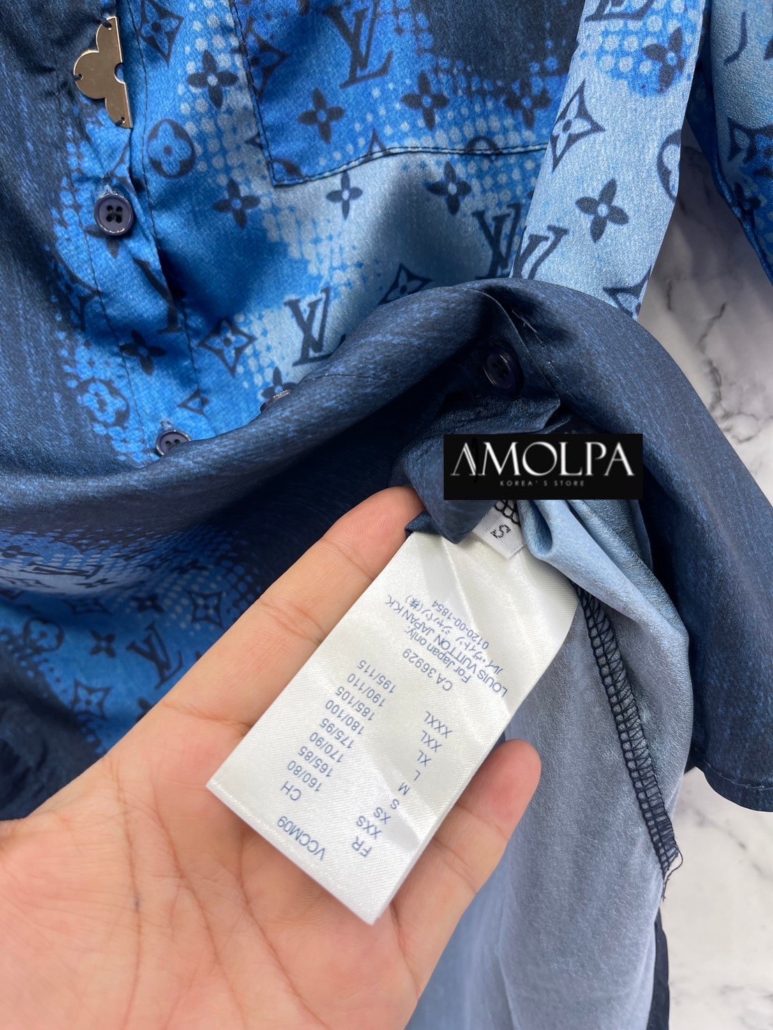 SHIRT LV คอลเลคชั่นใหม่ ตัวเสื้อเป็นเชิ้ต LV อะไหล่ทองด้านหน้า งานสวยม๊ากกกก ใส่สบาย : สินค้าคุณภาพ (พร้อมส่ง)