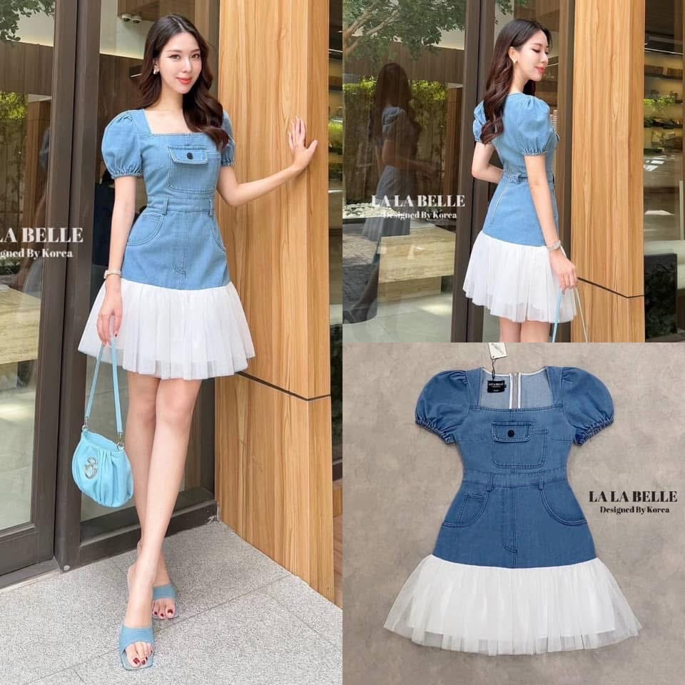 มินิเดรสยีนส์ฟอกคอเหลี่ยมแขนตุ๊กตาหน้าอกแต่งกระเป๋าเอวเข้ารูปกระโปรงมีกระเป๋าชายกระโปรงแต่งระบาย ใส่สบาย : สินค้าคุณภาพ (พร้อมส่ง)