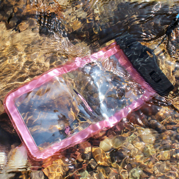 สุดคุ้ม ซองกันน้ำมือถือคุณภาพดี ป้องกันสิ่งสกปรก อยู่ในน้ำยังทัชสกรีน ถ่ายรูป หรือวิดีโอได้ชัดเจน ผลิตจาก PVC ใส ใส่มือถือได้ทุกขนาด มีสายห้อยคอ