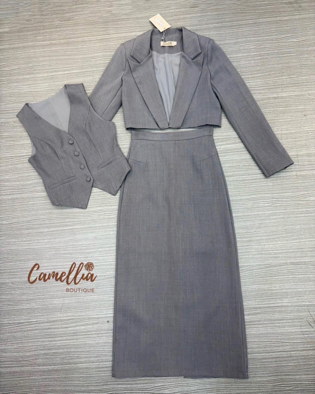 ชุดSet 3 ชิ้นสุดคุ้ม เสื้อกั๊กกระดุมหน้าสีครีมสุดละมุน มาพร้อมเสื้อ𝙱𝚕𝚊𝚣𝚎𝚛 แขนยาวผ้าเดียวกันทั้งชุด แมทชกับกระโปรงยาวทรงสอบใส่แล้วสวยหุ่นดี ใส่สบาย : สินค้าคุณภาพ (พร้อมส่ง)