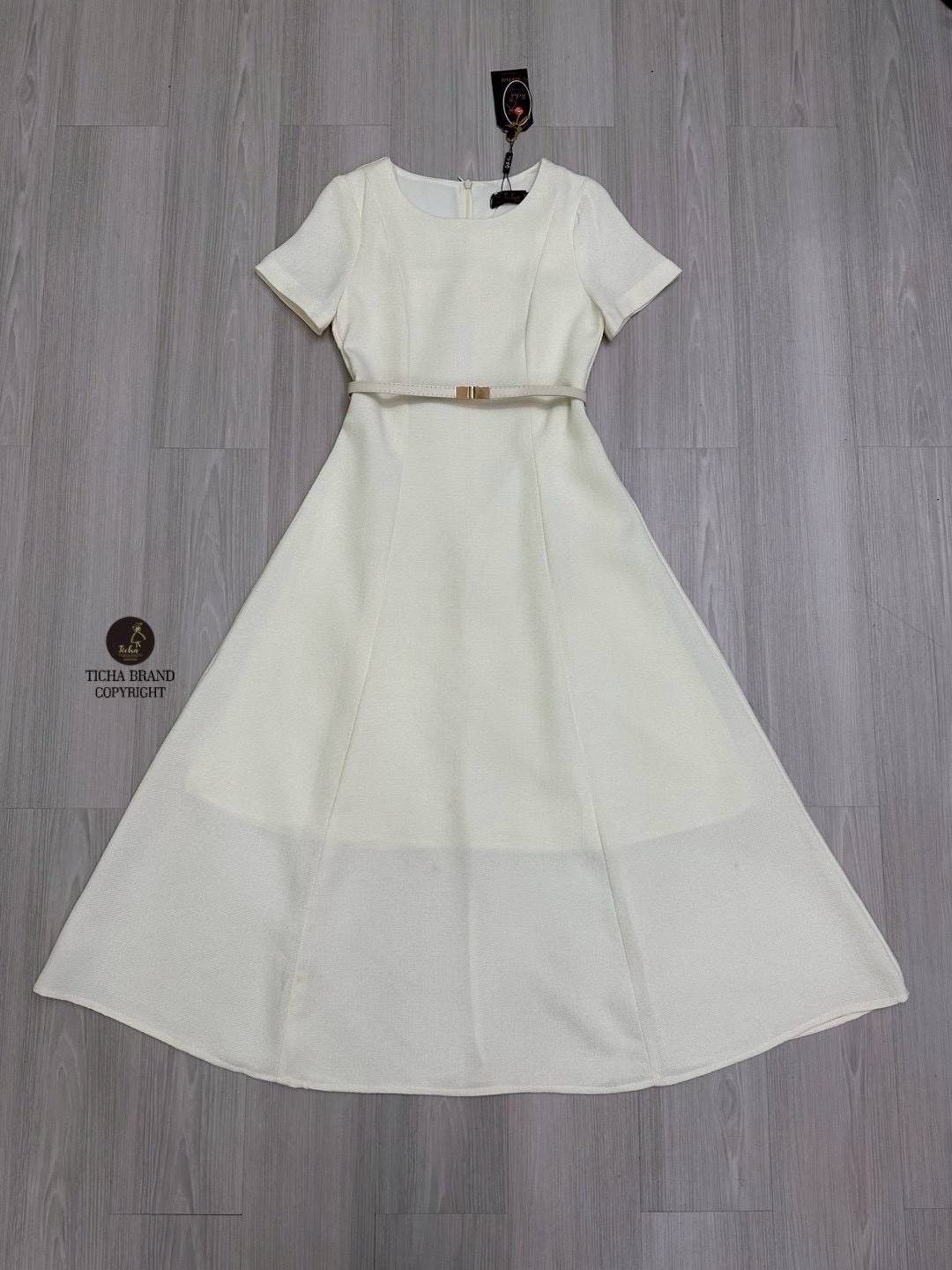 เดรสยาวคอกลมแขนสั้น สีครีม เนื้อผ้ามีเทคเจอร์ ตีเกร็ดหน้ายาวทั้งตัว ช่วงกระโปรงทรงพลิ้วยาว มาคู่เข็มขัดใส่รูดปรับเข้ารูปให้ทรงสวย(มีซิปหลัง) ใส่สบาย : สินค้าคุณภาพ (พร้อมส่ง)