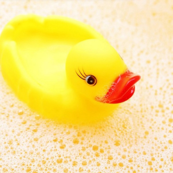 ของเล่นลอยน้ำ ตุ๊กตายางชุดครอบครัวเป็ด บีบมีเสียงปิ๊บๆ