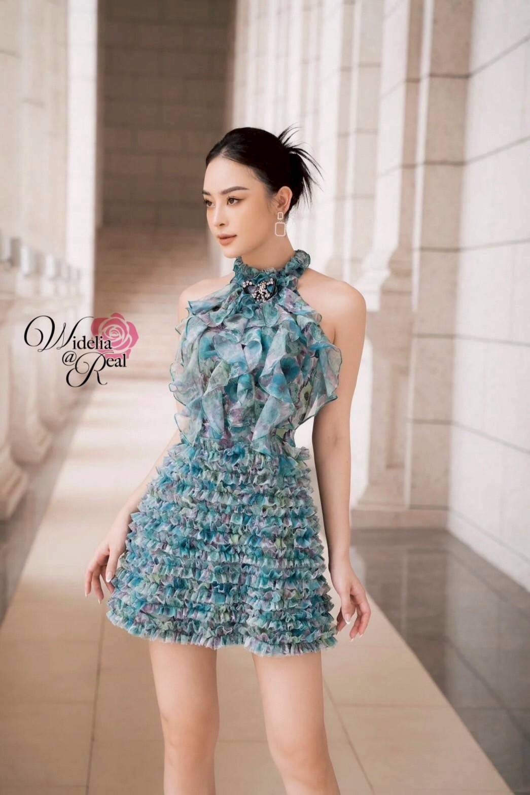 Dress เดรสทรงเข้ารูป แขนกุด อกเย็บเพชรและเย็บไข่มุกเป็นรูปโบว์ อกมีฟองน้ำ ซิปหลัง เนื้อผ้าซิลค์เย็บระบายเป็นชั้นๆมาทั้งตัว ผ้าหนา ไม่บาง ผ้าดีมาก ใส่สบายผิวมาก รุ่นนี้คั ใส่สบาย : สินค้าคุณภาพ (พร้อมส่ง)