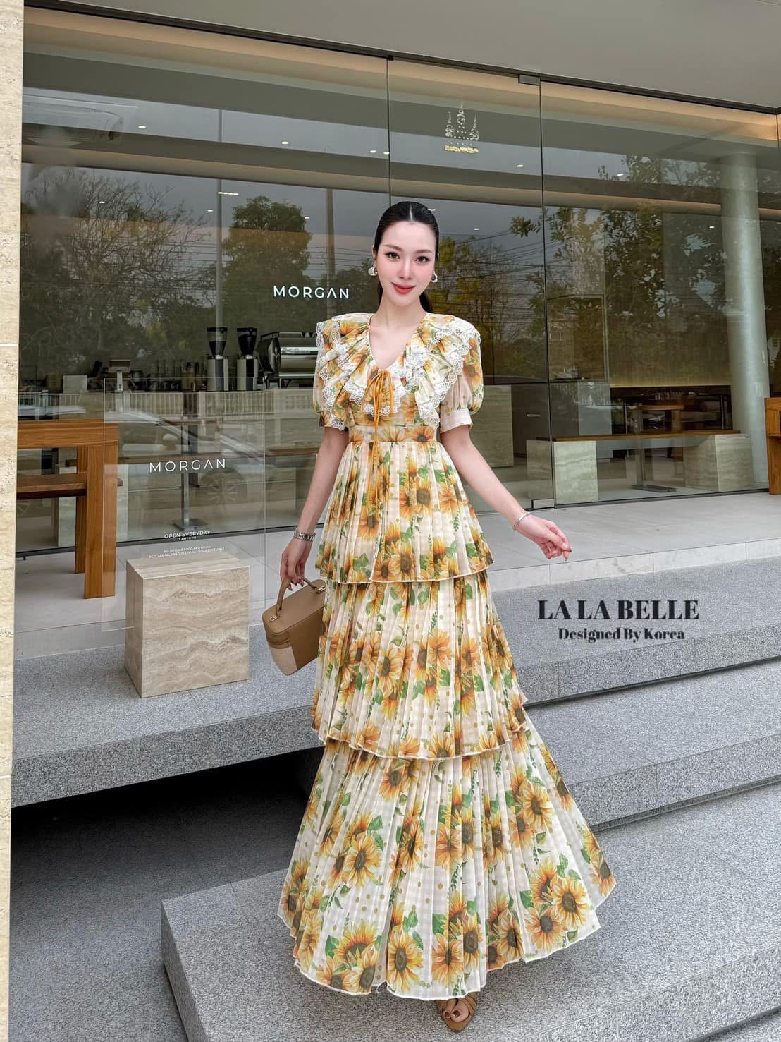 แม็กซี่เดรสลายดอกไม้น่ารักมากคอวีมีสายผูกโบว์แต่งระบายจับจีบช่วงคอและข้างๆคอแขนตุ๊กตาเอวเข้ารูปกระโปรงพีทจับจีบรอบ3ชั้นสวยๆมีซับในถึงปลายชุดใช้ผ้าเยอะมาก ใส่สบาย : สินค้าคุณภาพ (พร้อมส่ง)