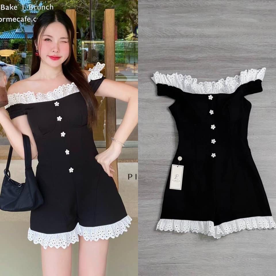 จั้มสูทขาสั้น กระดุมดอกไม้เข้ากับชุดเล่นดีไซน์ลูกไม้สีขาวตัดกับสีชุดสวยสุดๆ สินค้าคุณภาพ (พร้อมส่ง)