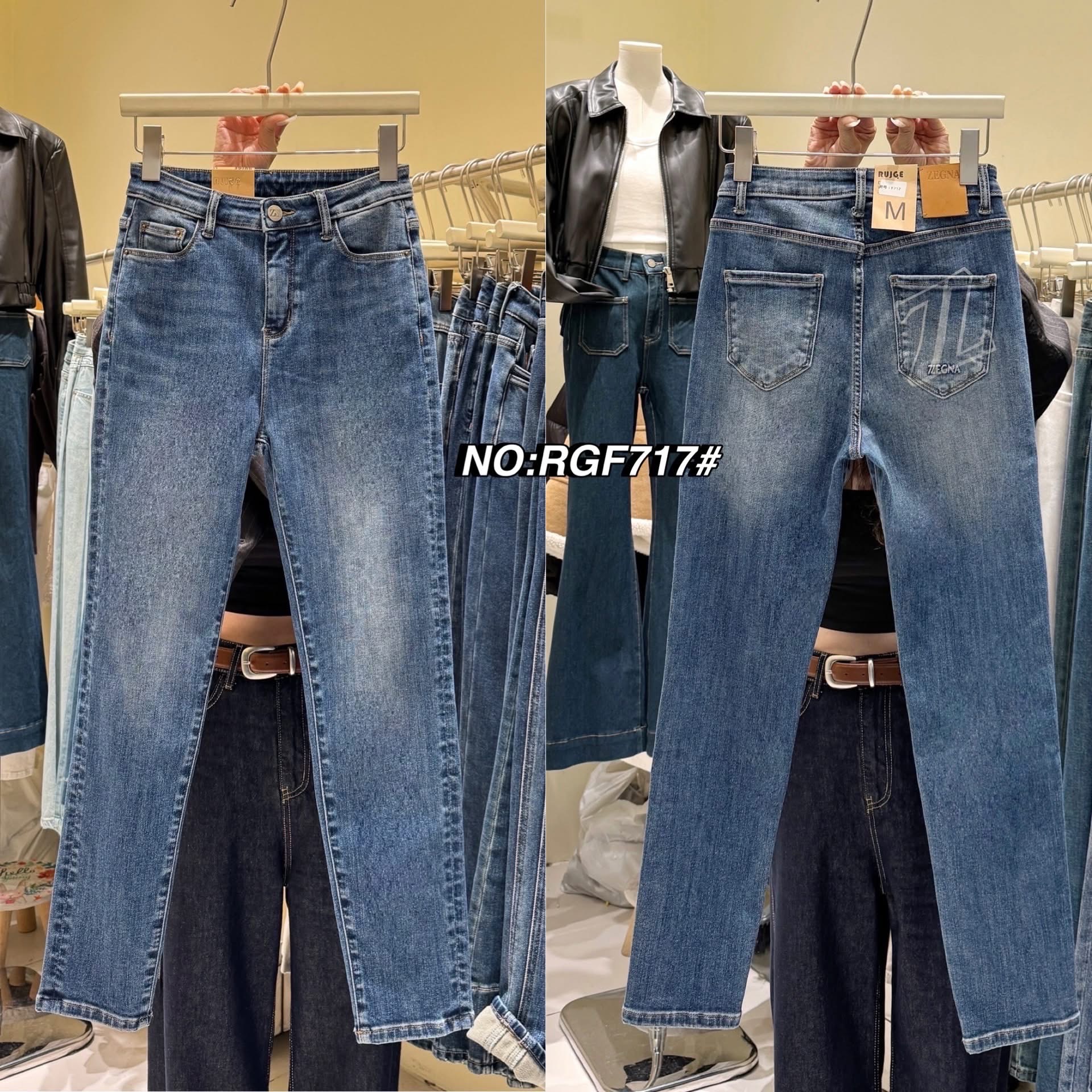 กางเกงยีนส์ยืดขายาว ทรงเอวสูงงง ดีไซน์ทรงเรียบๆ ตรงกระเป๋าหน้าหลังข้างหนึ่งโลโก้เก๋มาก งานสวยมากๆๆ พร้อมด้วยป้ายหนังดูแพงสุดๆ ใส่สบาย : สินค้าคุณภาพ (พร้อมส่ง)