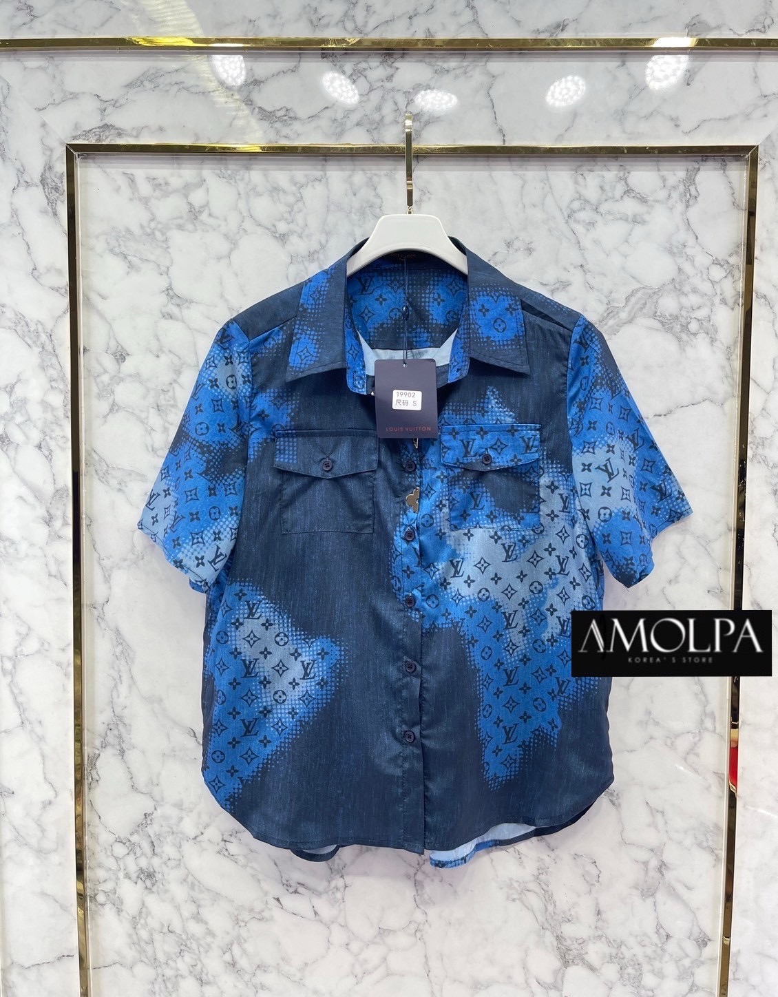 SHIRT LV คอลเลคชั่นใหม่ ตัวเสื้อเป็นเชิ้ต LV อะไหล่ทองด้านหน้า งานสวยม๊ากกกก ใส่สบาย : สินค้าคุณภาพ (พร้อมส่ง)