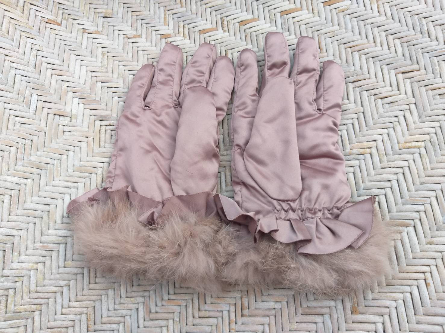 ถุงมือผ้าบุขน แต่งเฟอร์แท้ คุณหนูสุดๆ ไซด์ S (ของใหม่)