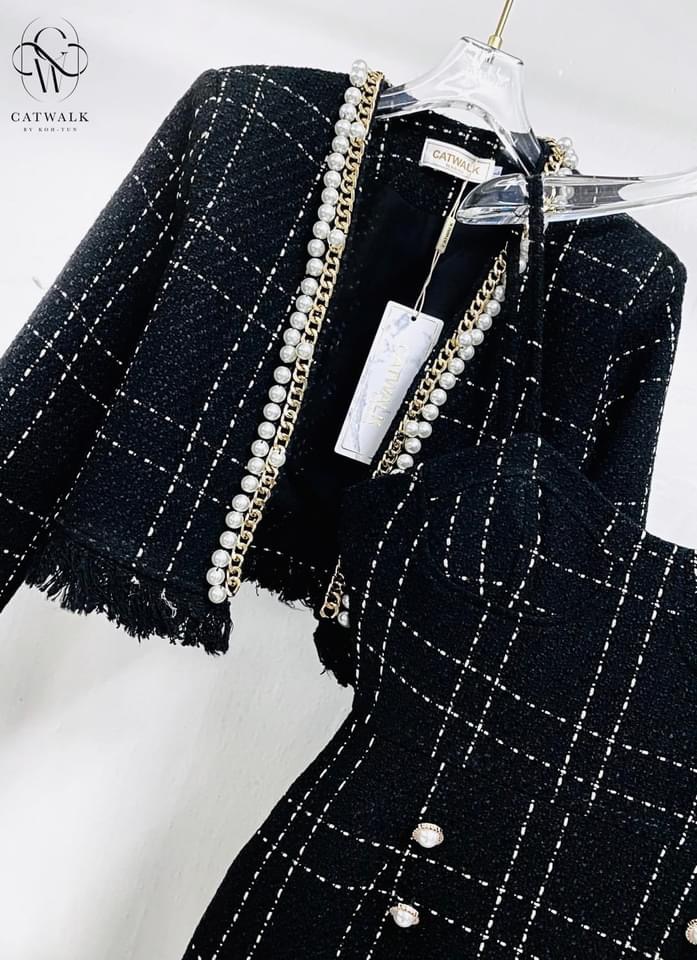 เซตเดรส สายเดี่ยวเสื้อคลุมผ้าทวีตแต่งมุก เนื้อผ้าทวีต เกรดเอ ทอเป็นลายดูโดดเด่นสุดๆ ตัวชุดเป็น ทรงเข้ารูป ใส่สบาย สินค้าคุณภาพ (พร้อมส่ง)