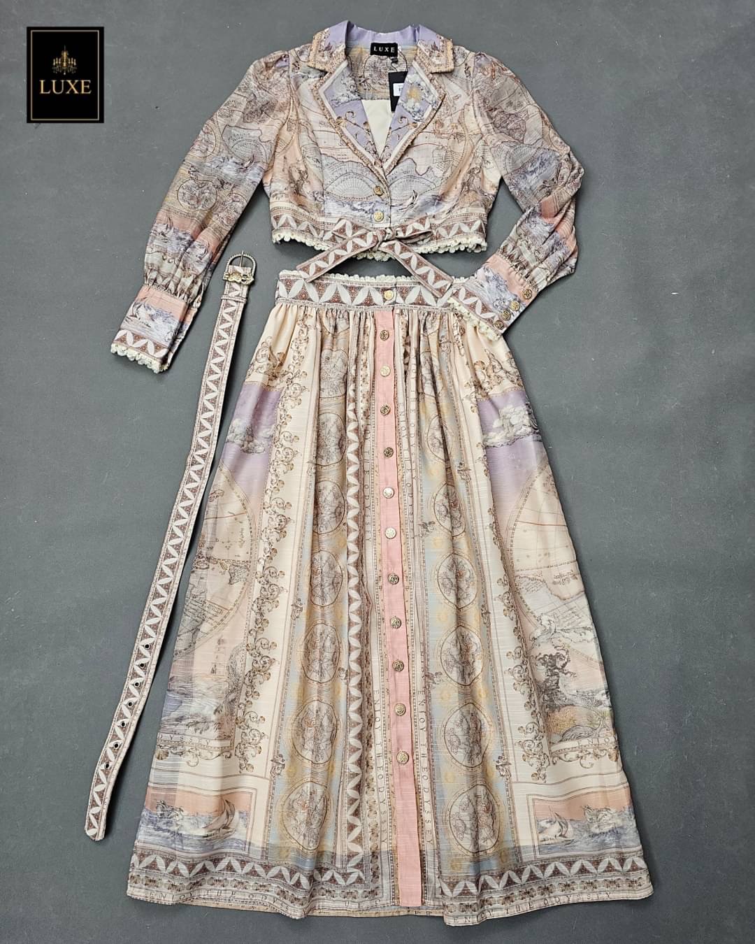 เซ็ตเสื้อเชิ้ตคร็อปเอว คอปกแขนยาวปลายแขนพอง จับคู่กับกระโปรงยาวผ่าหน้า แต่งลูแไม่ สินค้าคุณภาพ (พร้อมส่ง)