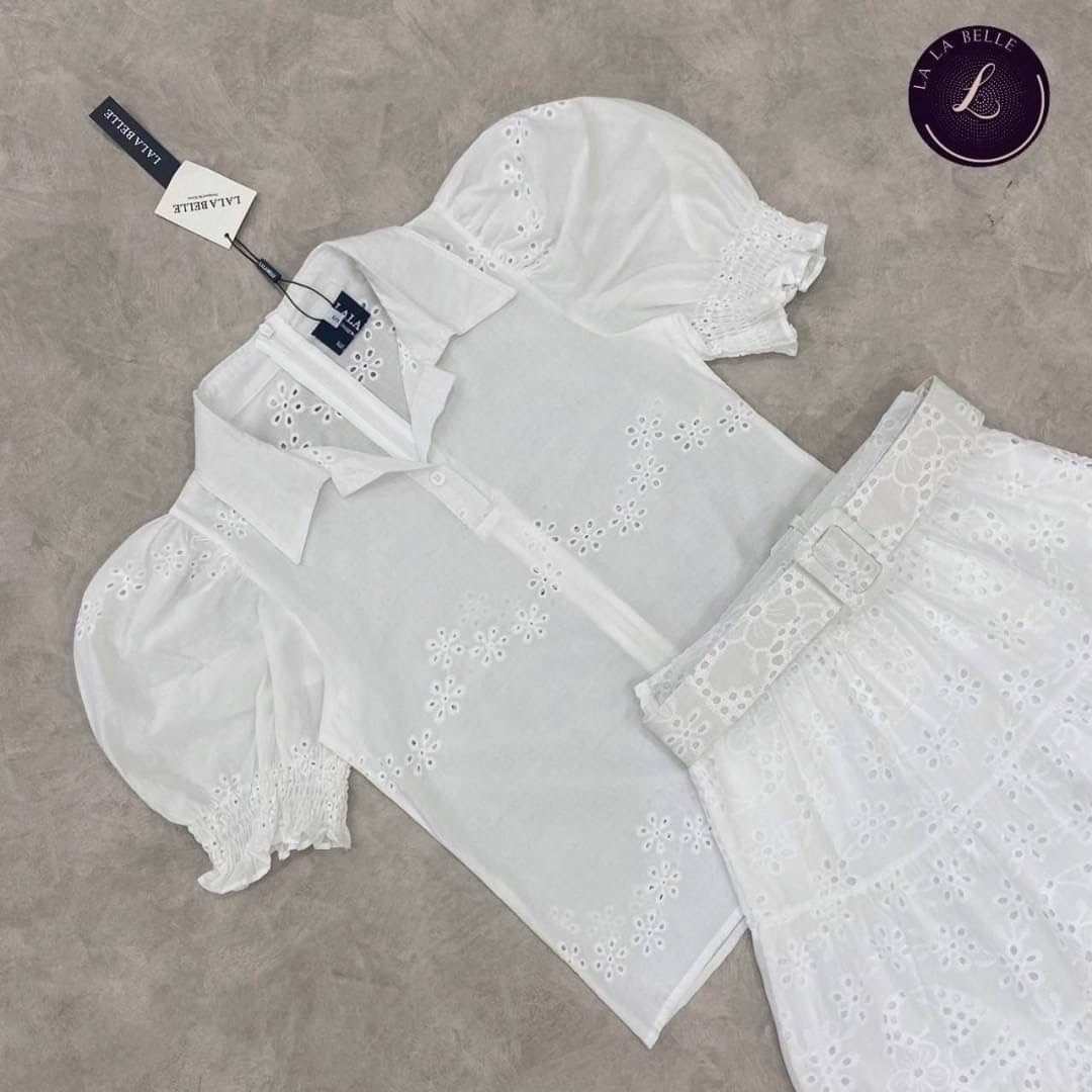 เซต3ชิ้น เสื้อคอปกกระดุมหน้าซิปหลังแขนตุ๊กตา ตัดเย็บด้วยผ้าลูกไม้ปักฉลุใส่คู่กระโปรงผ้าปักฉลุระบาย 3 ชั้น มีเข็มขัดเข้าชุด มีซับในอย่างดี สินค้าคุณภาพ (พร้อมส่ง)