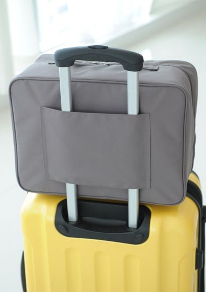 กระเป๋าจัดระเบียบเดินทาง, กระเป๋าจัดระเบียบเสื้อผ้า เสียบที่จับของกระเป๋าเดินทางได้ มีช่องใส่สองชั้นกั้นด้วยช่องตาข่าย ผลิตจากโพลีเอสเตอร์กันน้ำ