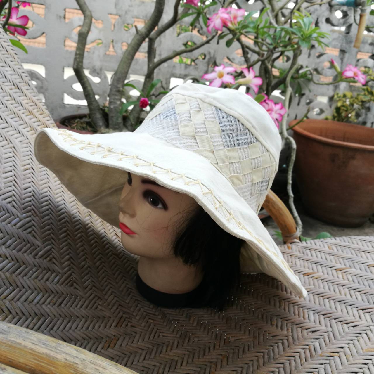 หมวกปีกกว้างคุณนาย สวยมากใบนี้