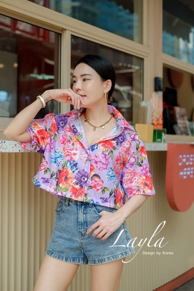 เสื้อครอปลายดอกสีสดใส เนื้อผ้ามี texture ทอลายสวย ทรงน่ารักโอเว่อร์ไซส์เก๋ๆ ใส่สบาย : สินค้าคุณภาพ (พร้อมส่ง)