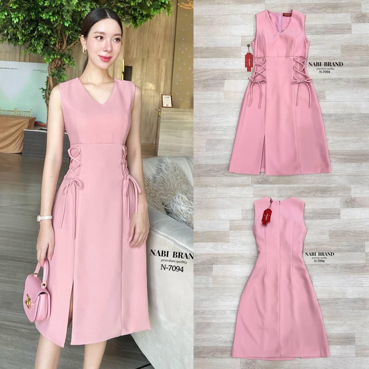 Dress แขนกุดคอวี ดีไซน์ผูกเชือกที่เอว 2 ข้าง สามาถรปรับขนาดเอวได้ มีฟองน้ำและซับใน ทั้งชุด งานซิบหลัง ใส่สบาย สินค้าคุณภาพ (พร้อมส่ง)