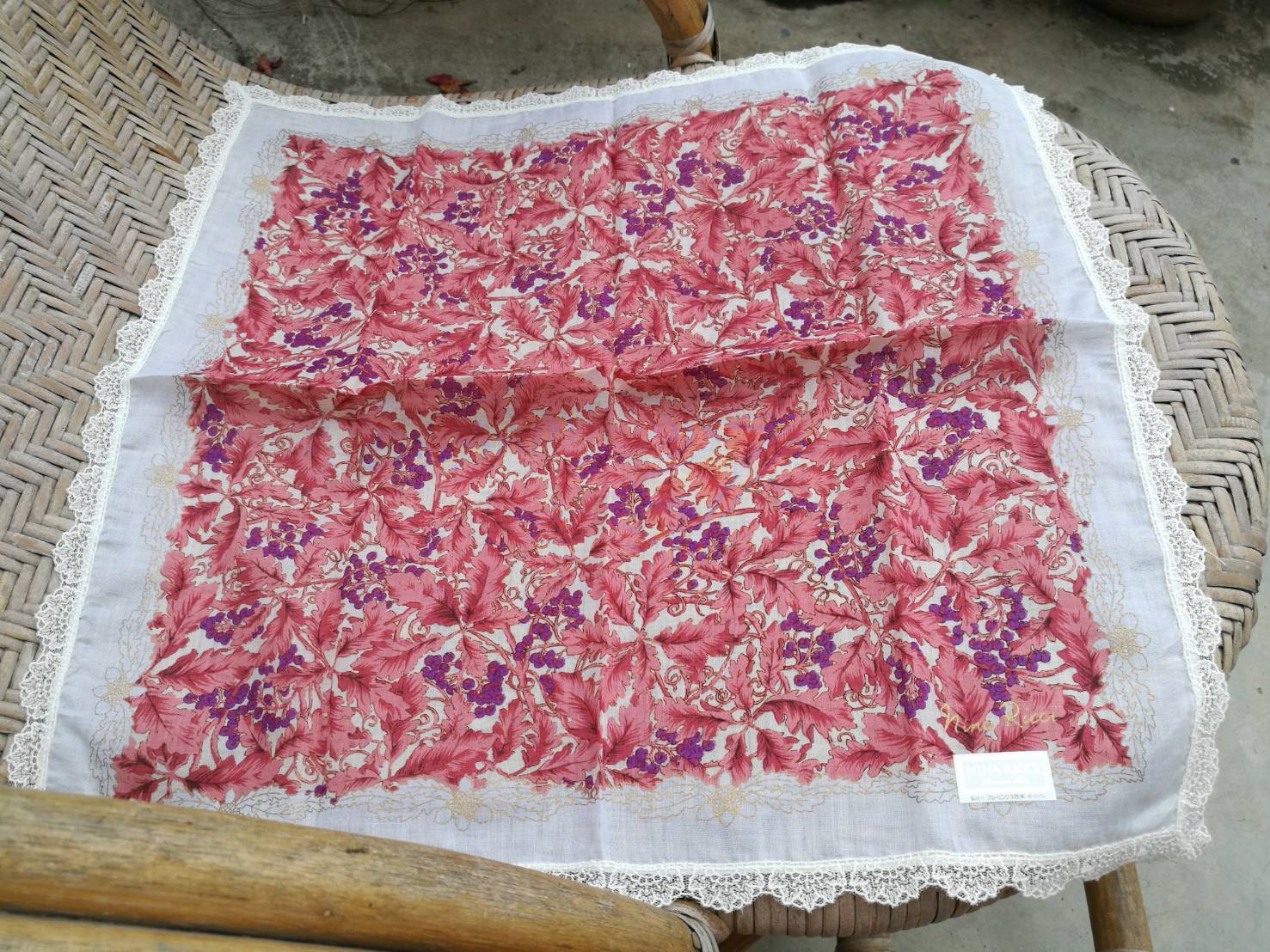 ผ้าเช็ดหน้า NINA RICCI ขอบลูกไม้ สวยมากก