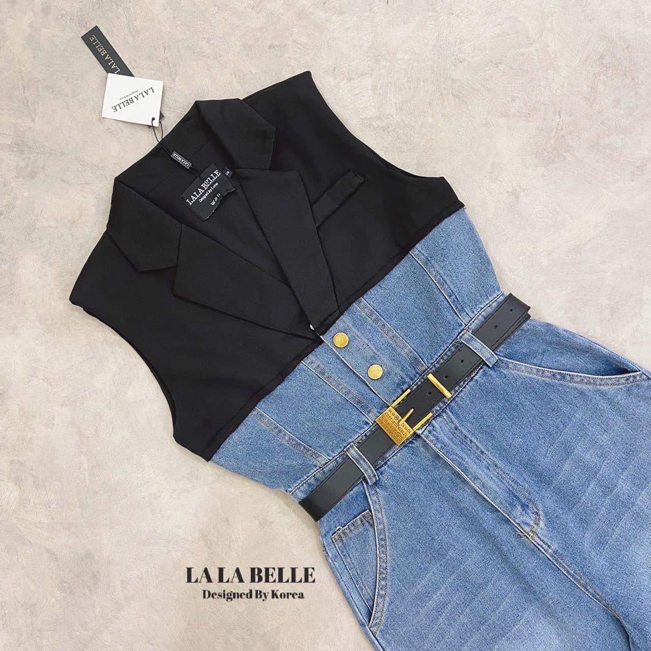 จั้มสูทยีนส์ฟอกอย่างดี ทรงสูทแขนกุด บ่าเสริมฟองน้ำช่วงบนเป็นผ้าสูทสีดำอย่างดีกระดุม หน้าเอวเข้ารูปกางเกงขายาวทรงสวยมีกระเป๋ากางเกง ฟอกสีสวยทรงสวยมาก+เข็มขัด ใส่สบาย : สินค้าคุณภาพ (พร้อมส่ง)