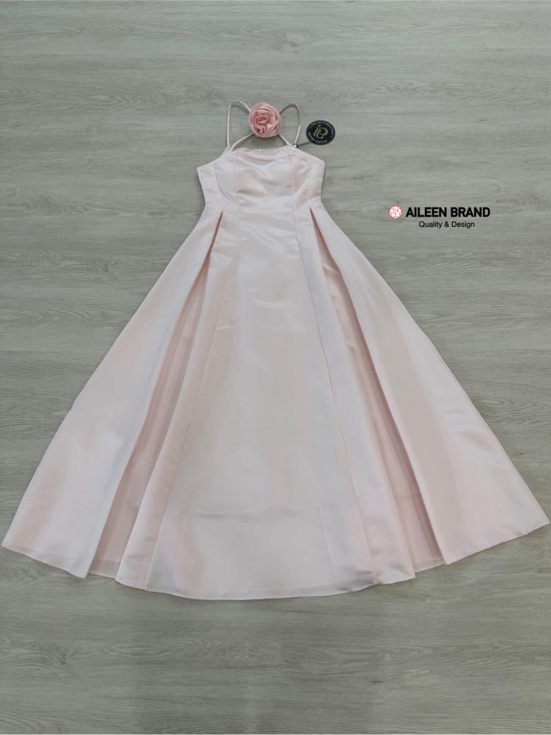 เดรสยาว ดีไซน์แต่งสายเดี่ยวไขว่หน้า มาพร้อมเข้มกลัดดอกไม้ติดตรงกลาง อลังสุดๆ อกเสริมฟองน้ำมาให้อย่างดี ใส่สบาย : สินค้าคุณภาพ (พร้อมส่ง)