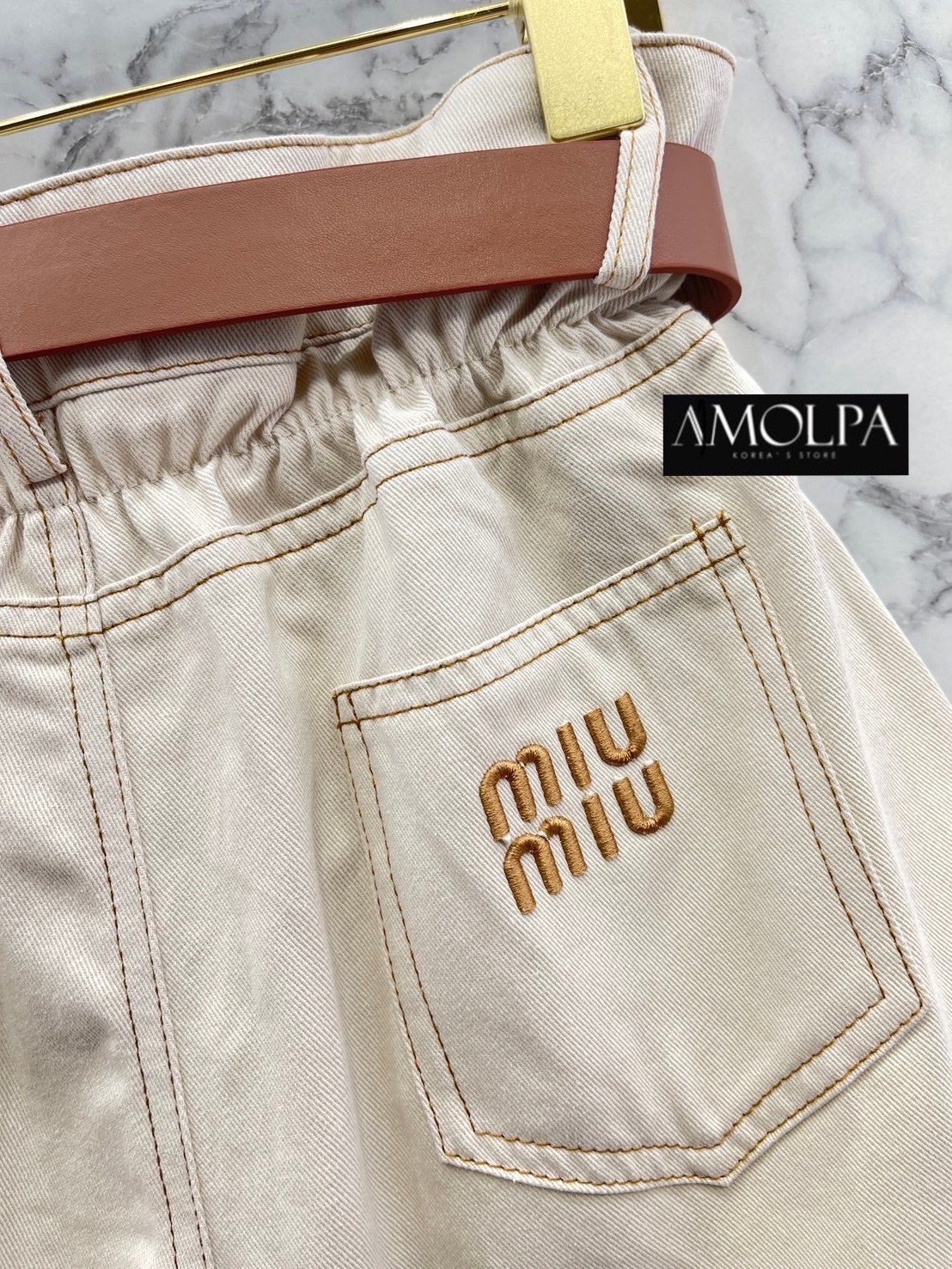 SET MIU MIU WITH BELT งานใหม่ 2024SS ตัวเสื้อเป็นเชิ้ต MIU MIU แขนสั้น ปักMIUMIUที่หน้าอก มาพร้อมกางเกงขาสั้น ใส่เข้ากันลงตัว + BELT ให้อีก 1 เส้น สินค้าคุณภาพ (พร้อมส่ง)
