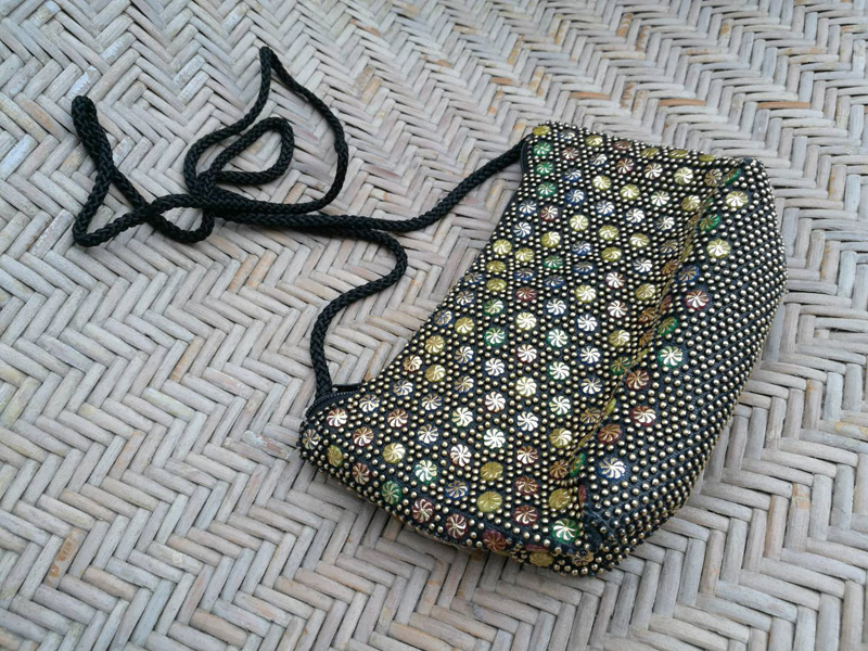 กระเป๋าสะพายแต่งหมุด น่ารักมาก (ของใหม่)