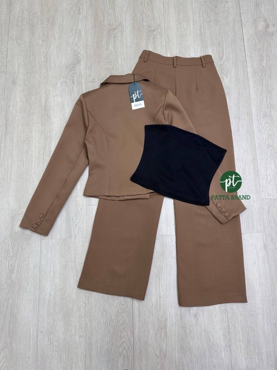 Set 3 ชิ้นสีน้ำตาลเสื้อสูทตัวสั้นแขนยาวคอปกกระดุมคู่ด้านหน้าใช้งานได้จริง ชายแขนแต่งกระดุมหลอก มาคู่กับเสื้อเกาะอกตัวในสีดำผ้าร่องยืดได้ มาพร้อมกับกางเกงขายาวทรงกระบอกเล็ก ใส่สบาย : สินค้าคุณภาพ (พร้อมส่ง)