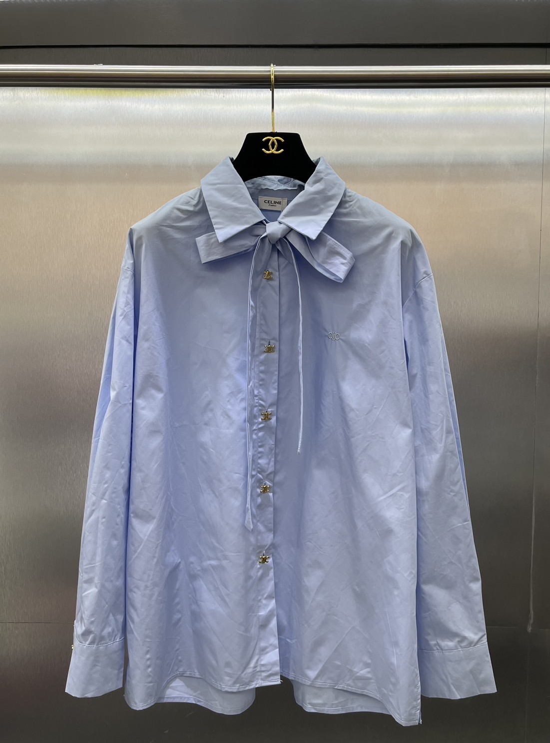 เสื้อเชิ๊ต CELINE งานสวย ผ้าดึมาก แต่งโบว์คอ กระดุมหน้าสีทอง งานสวยเกรดไฮเอ็น : สินค้าคุณภาพ (พร้อมส่ง)