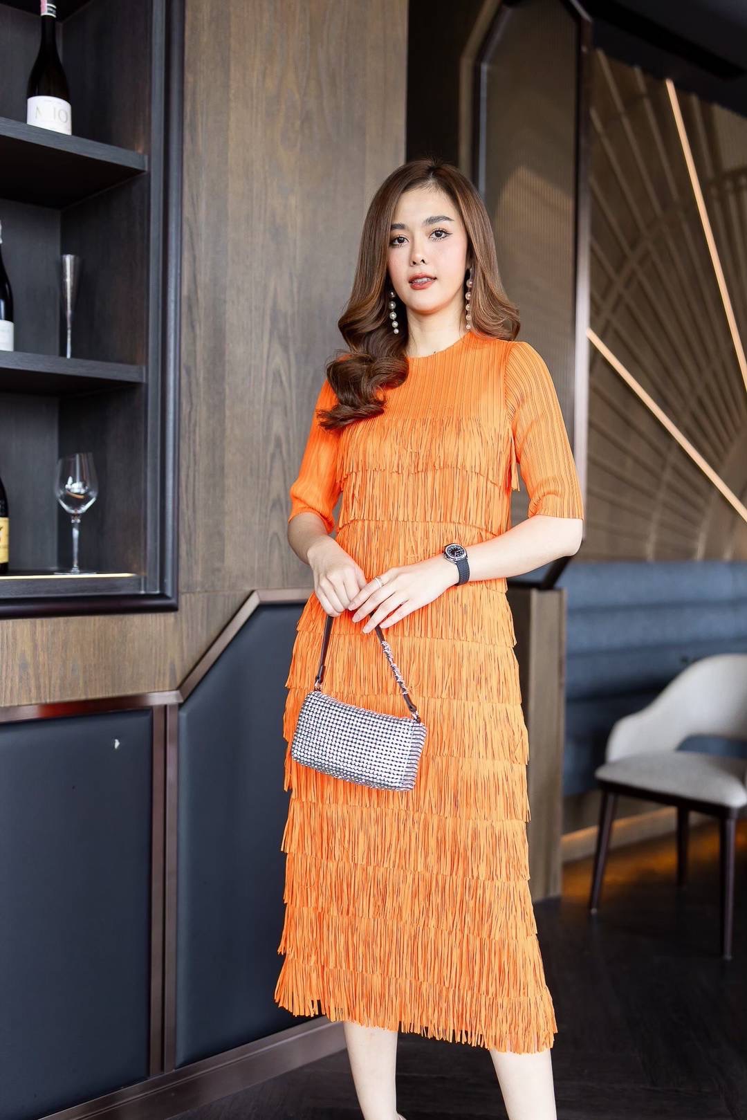 เดรสผ้าอัดพลีท Premium งานแต่งดีเทลด้วยพู่เป็นชั้นๆ ผ้ายืดหยุ่นได้ทั้งตัว ทรงชุดเข้ารูป ใส่สบาย : สินค้าคุณภาพ (พร้อมส่ง)