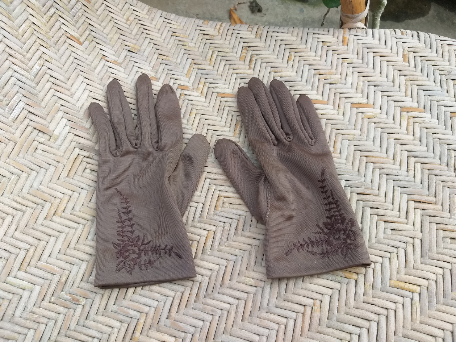 ถุงมือผ้าปักลายสวยมาก สีน้ำตาล ไซส์ S (ของใหม่)