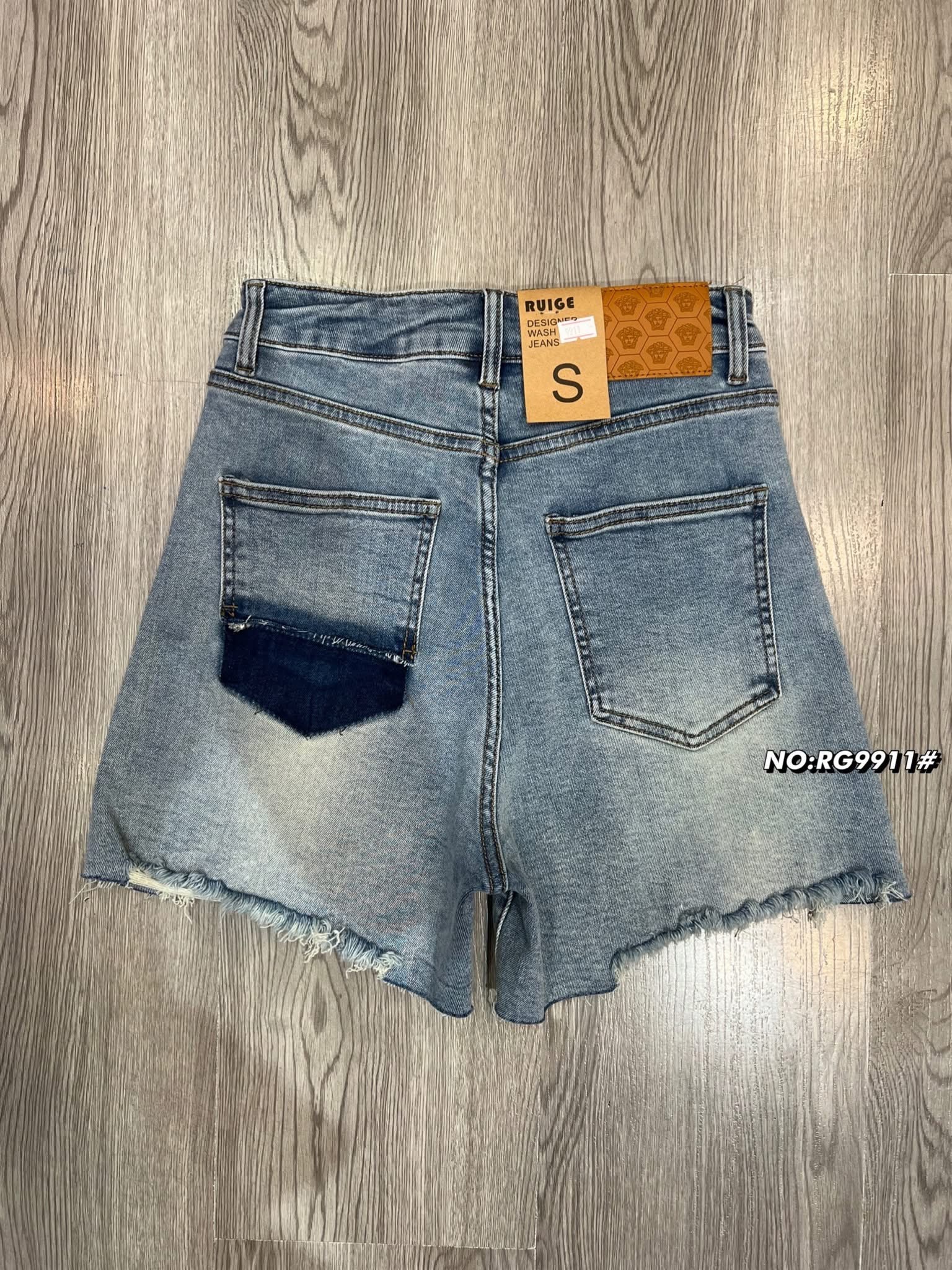 กางเกงยีนส์ขาสั้น (ผ้ายืด) ทรงเอวสูง ทำจากผ้ายีนส์เนื้อแท้อย่างดี สีคือสวยมากๆ ตรงกระเป๋าด้านหลังข้างหนึ่ง two tone style ใส่สบาย : สินค้าคุณภาพ (พร้อมส่ง)