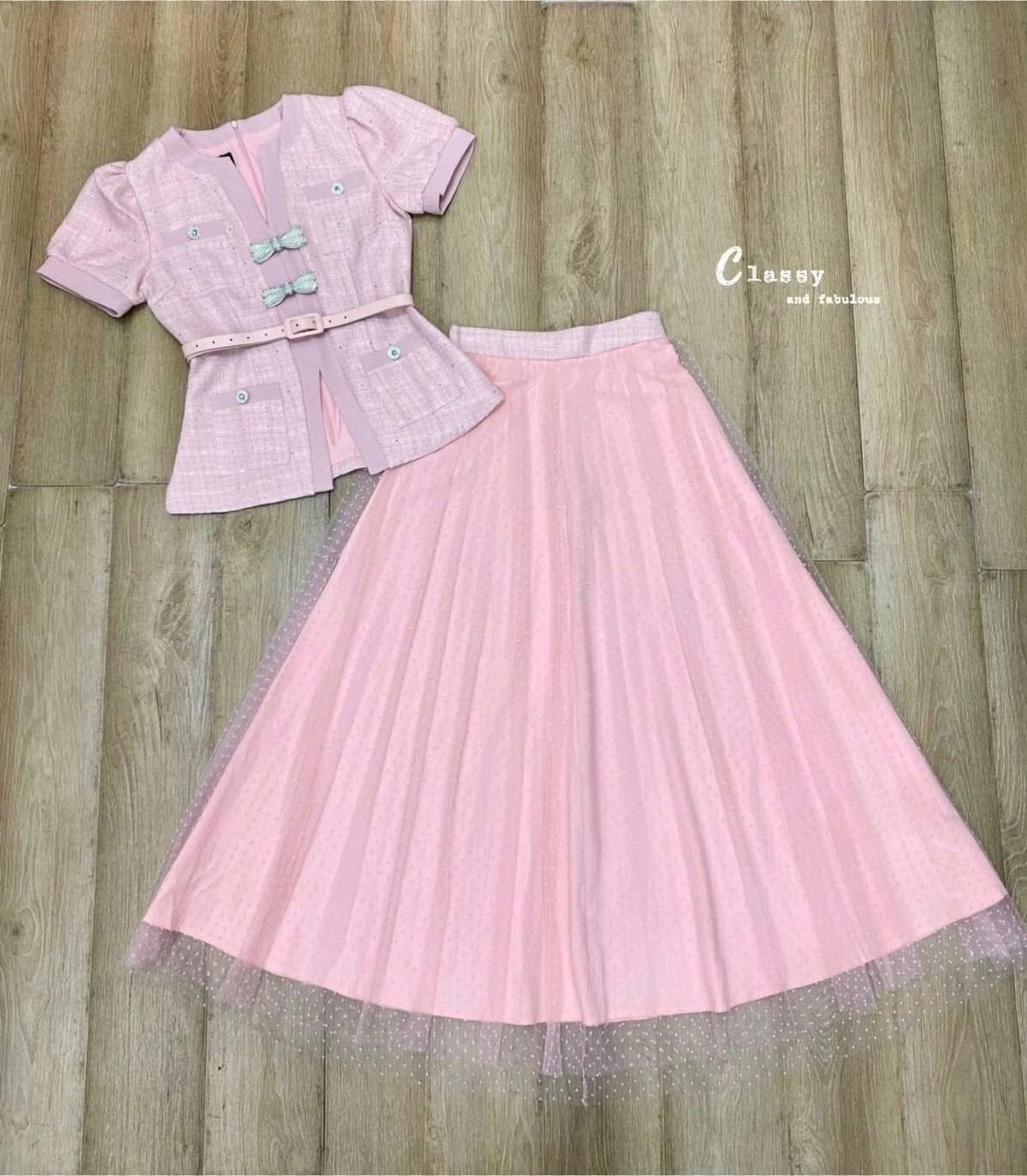 Set เสื้อผ้าทวิต designเก๋ หรูหรา คอวี มีเข็มกลัดมุกรูปโบว์ และเข็มขัดคุ้มค่า luxury สุด ใส่สบาย : สินค้าคุณภาพ (พร้อมส่ง)
