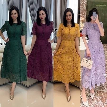 เดรสยาวลูกไม้ คอกลมใช้ผ้าลูกไม้เนื้อหนาอย่างดี ขึ้นลวดลายดอกไม้ ลายชัด ผ้าแน่นสวย ตัดต่อเพิ่มดีเทลแต่งด้วยลูกไม้ทรงกลมหลายจุด ใส่สบาย : สินค้าคุณภาพ (พร้อมส่ง)