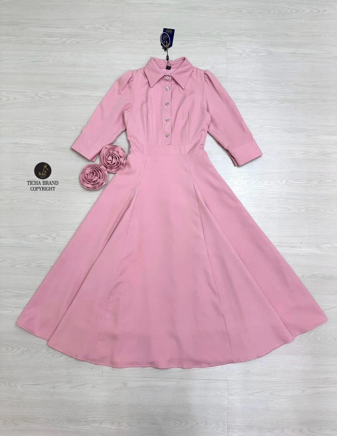 Maxi เดรสคอปกแขนยาว สีชมพู ทรงสวย มีเข็มกลัดดอกไม้3Dดอกใหญ่ที่ปลายแขน เพิ่มมิติให้กับชุด อกเย็บแต่งกระดุมใช้งานได้จริง (มีซิปหลัง) ใส่สบาย : สินค้าคุณภาพ (พร้อมส่ง)