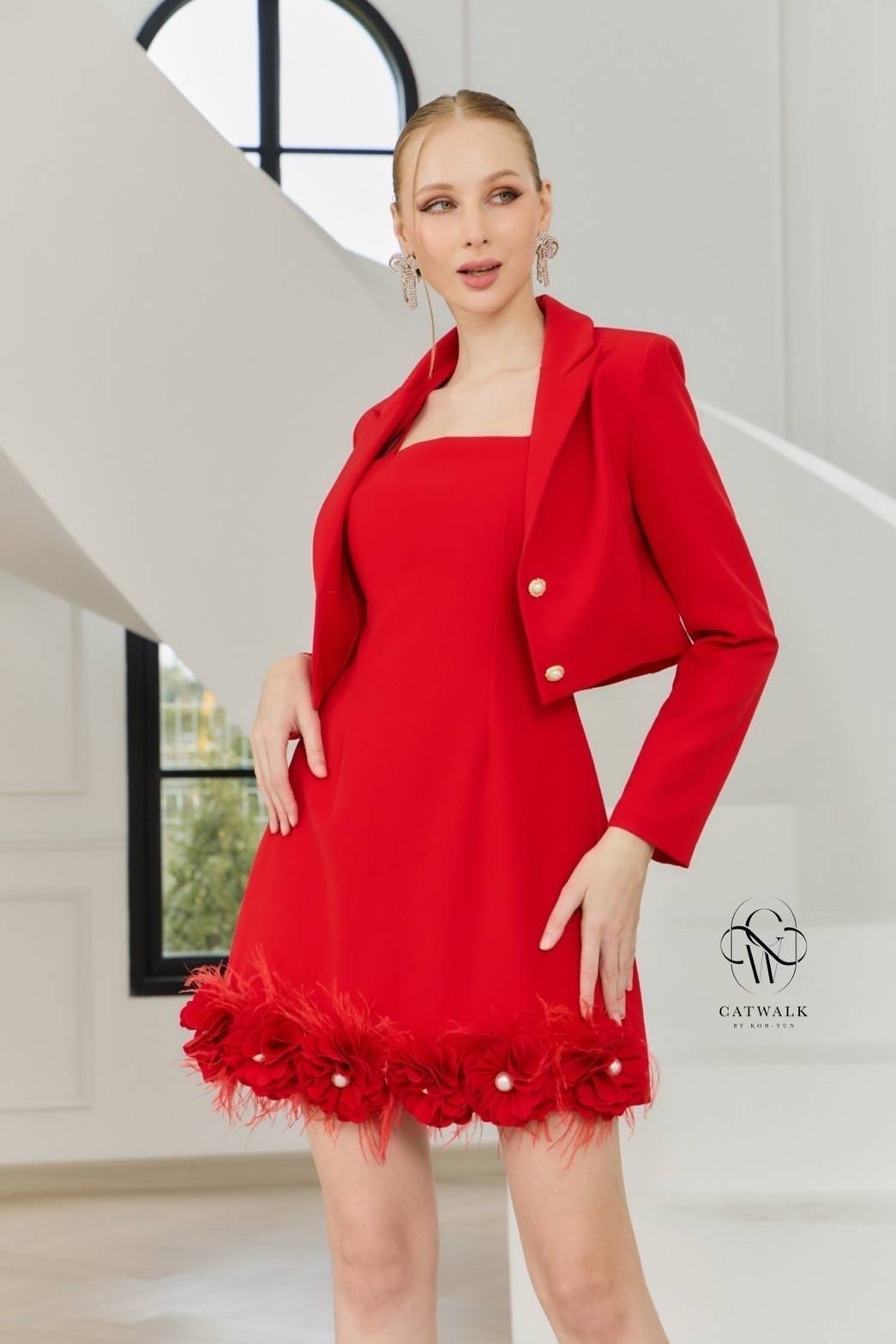 เซตเสื้อครอปสูท+เดรสสายเดี่ยวแต่งดอกไม้แซมด่วยขนนก เนื้อผ้าเกรดเอ ใส่สบาย : สินค้าคุณภาพ (พร้อมส่ง)