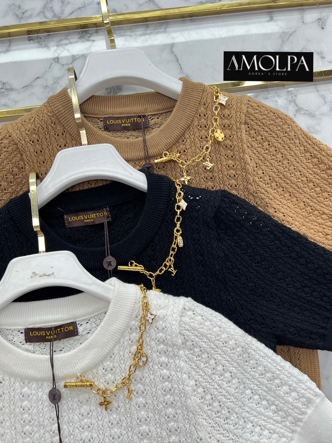 เสื้อไหมพรมแขนสั้น LV KNIT อะไหล่สร้อยฮาร์ดแวร์สีทอง เนื้อผ้าดีม๊าก ผ้าใส่สบายมาก ห้ามพลาด ใส่สบาย : สินค้าคุณภาพ (พร้อมส่ง)