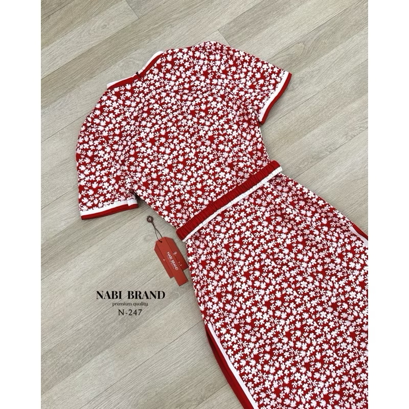 เดรสยาวคอจีน ลายขาวแดง และกุ้น ขอบขาวแดง รอบชุด สวยสุดๆ งานผ่าข้างซ้ายขวา โชว์ขาได้แบบแซ่บๆ ซิบหลัง ใส่สบาย : สินค้าคุณภาพ (พร้อมส่ง)