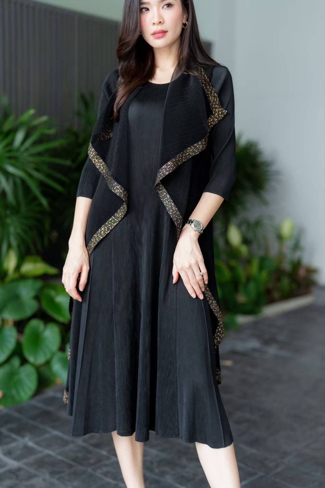 เดรสอัดพลีท ทรงแขนยาว เย็บแต่งเสื้อคลุม ผ้าบางซีทรูปกใหญ่ ซ้อนไปในตัว ประหนึ่ง2 in1 💫💫 ทั้งเดรส และเสื้อคลุมในตัว ใส่สบาย : สินค้าคุณภาพ (พร้อมส่ง)