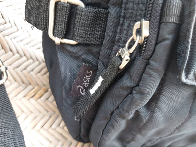 กระเป๋าสะพาย asics มีช่องใส่แท็บเล็ต (ของใหม่)