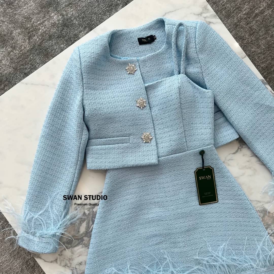 เซทเสื้อคลุมแขนยาวผ้าทวิตสีฟ้า แต่ง กระดุมเพชรดอกไม้ ปลายแขนแต่งขนนก + มินิ เดรสเกาะอก แต่งปลายเดรสด้วยขนนก ใส่สบาย : สินค้าคุณภาพ (พร้อมส่ง)