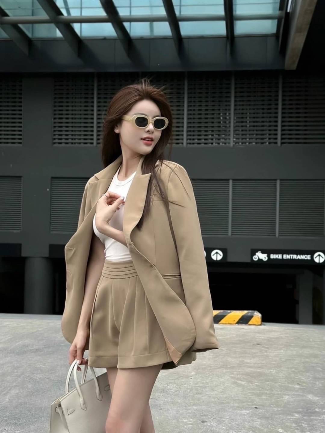 Set สูท3 ชิ้น เสื้อคลุมสูทแขนยาวมีกระดุมหน้า+เสื้อกล้ามสีขาวตัวใน มาคู่เซตกับกางเกงขาสั้นซิปข้าง เย็บซับในอย่างดี สินค้าคุณภาพ (พร้อมส่ง)