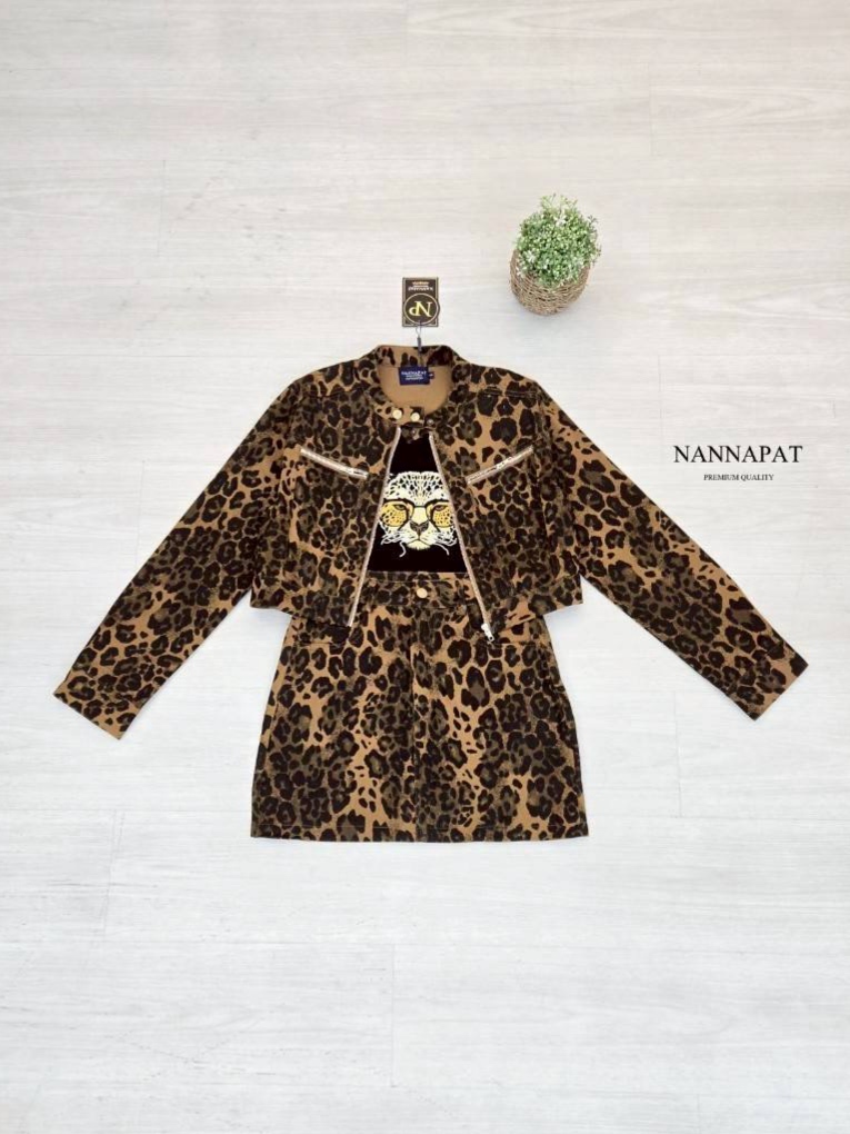 Set3 ชิ้น เสื้องานผ้ายีนส์ลายเสื้อ ดีไซน์เท่มาก มาพร้อมเสื้อยืดด้านในแต่งปักแน่นๆ ลายเสื้อใส่แว่นเก๋เวอร์ๆ กระโปรงเอวสับ ซับในกางเกงไม่ต้องกลัวโป๊ ใส่สบาย : สินค้าคุณภาพ (พร้อมส่ง)
