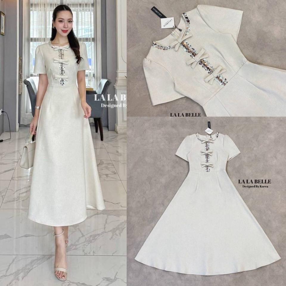 เดรสทรงเจ้าหญิงตัดเย็บด้วยผ้าลินินอัดกาวผ้ามีน้ำหนักทิ้งตัวสวยคอกลมแขนสั้นยกช่วงไหล่จับจีบเอวเข้ารูปกระโปรงบานช่วงตัวเสื้อแต่งปักเลื่อมตรงกลางแต่งเป็นผ้าซีทูสีเนื้อพร้อมแต่งโบว์มีซับในอย่างดี ใส่สบาย : สินค้าคุณภาพ (พร้อมส่ง)