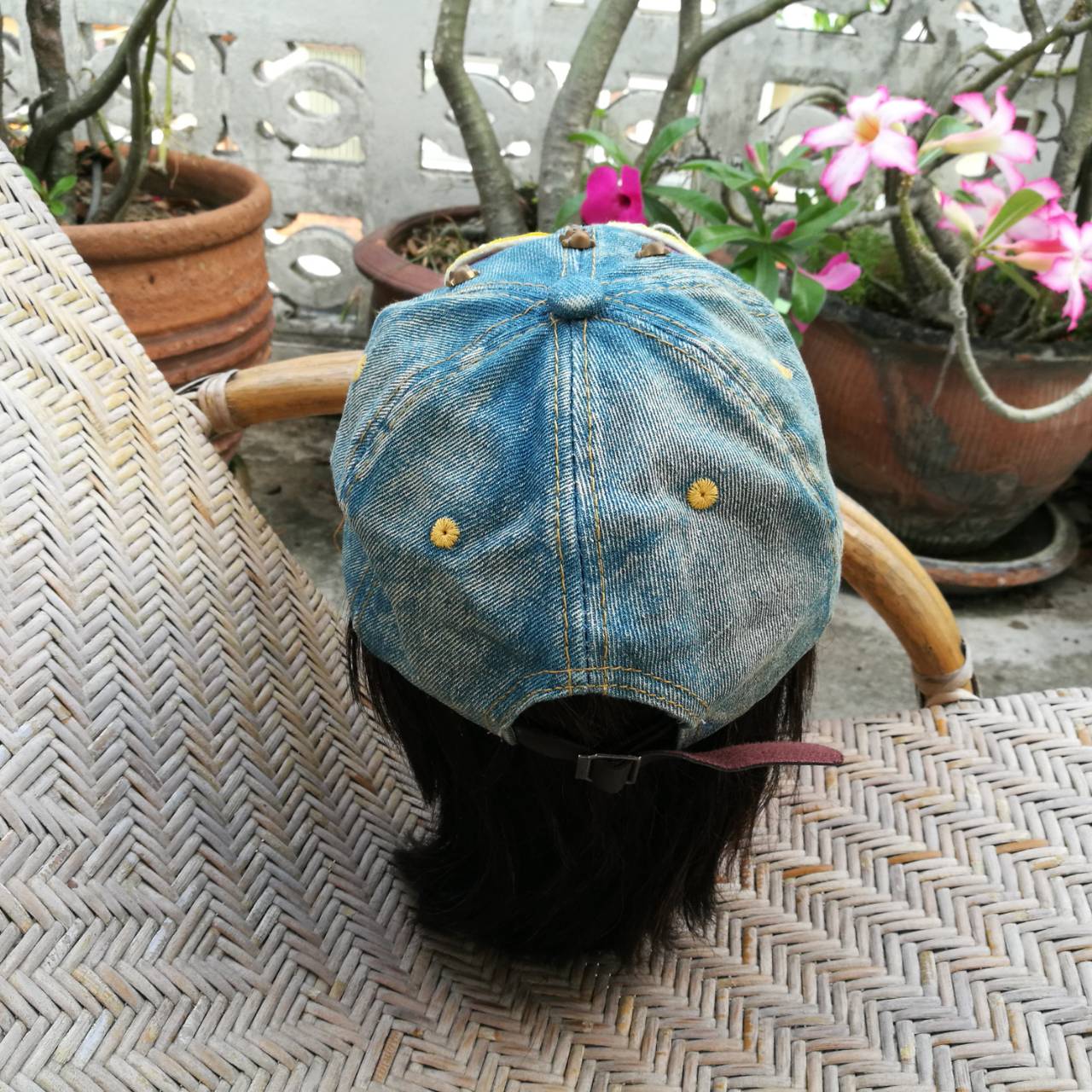 หมวกแก๊ปผ้ายีนส์แต่งหมุดสุดร็อค สวยมาก