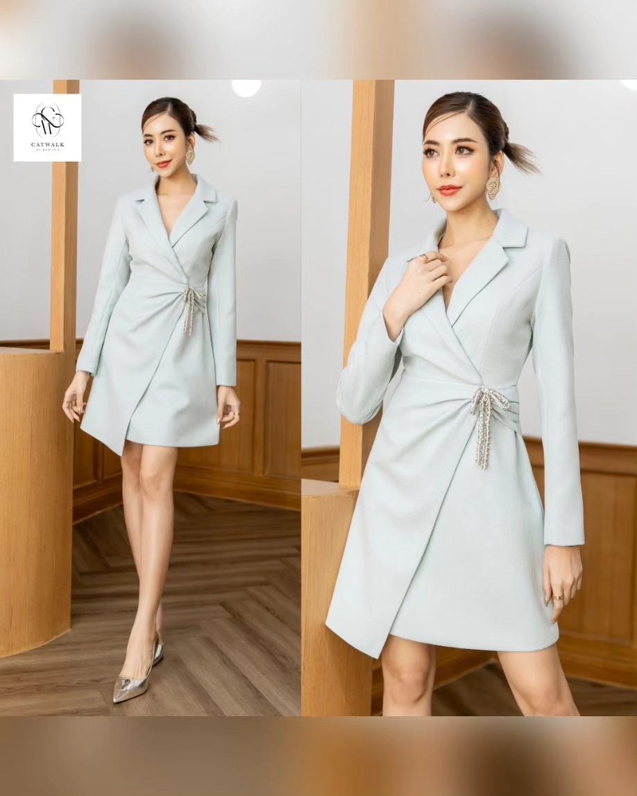 เดรสปก เทเล่อร์แต้งโบว์เพชร เนื้อผ้าเกรดเอมีลายทอในตัว ตัวชุดเป็นปกเทเล่อร์ทรงเข้ารูป กระโปรงเป็นทรงเอ ใส่สบาย สินค้าคุณภาพ (พร้อมส่ง)