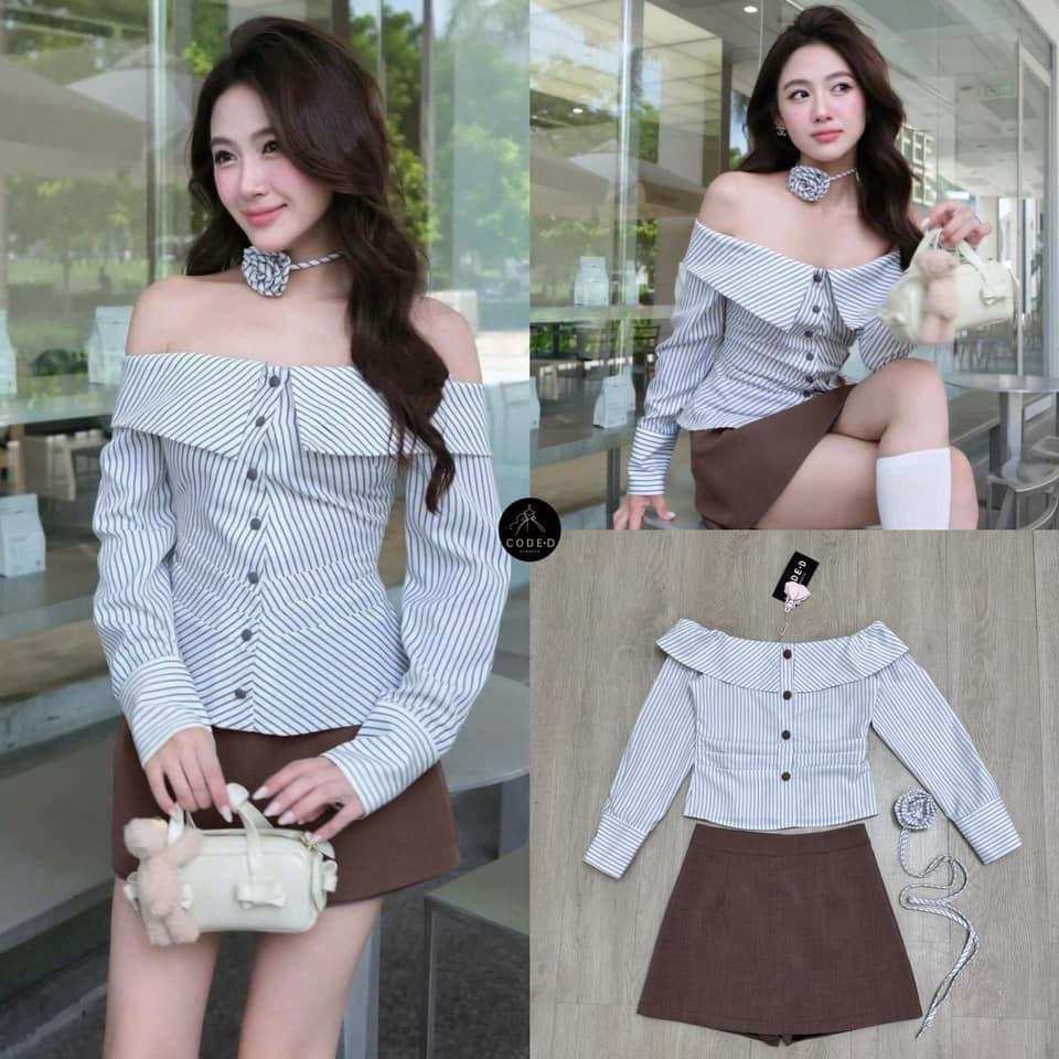 Set 2 ชิ้น เสื้อแขนยาวปาดไหล่ลายทาง สีขาวดีเทลสม็อคหัวไหล่ มีกระดุมหน้าสีน้ำตาล แต่งจับจับจีบช่วงเอว และมีสายผูกเอวเย็บติดดอกไม้ 3D +กระโปรงสั้นสีน้ำตาลดีเทลเย็บเป็นกางเกงด้านใน ใส่สบาย : สินค้าคุณภาพ (พร้อมส่ง)