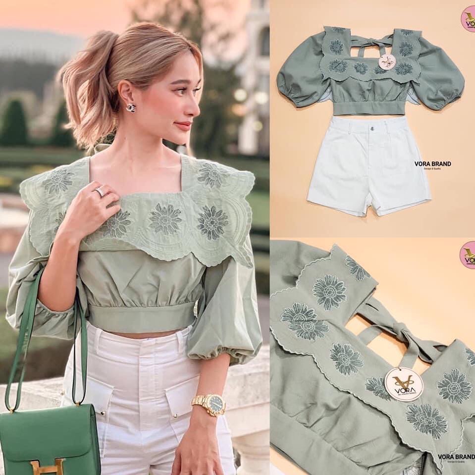 Set เสื้อครอปแขนพองสม็อคปลายแขน คอเหลี่ยม แต่งปกกะลาสี ปักดอกแน่นๆช่วงปก ช่วงอกมีฟองน้ำ ให้ด้วยค่ะ แต่งผูกโบว์ด้านหลัง แมทช์กับกางเกง ขาสั้นสีขาว แต่งกระเป๋าด้านหน้า มีซับในทั้งชุดค่า สินค้าคุณภาพ (พร้อมส่ง)