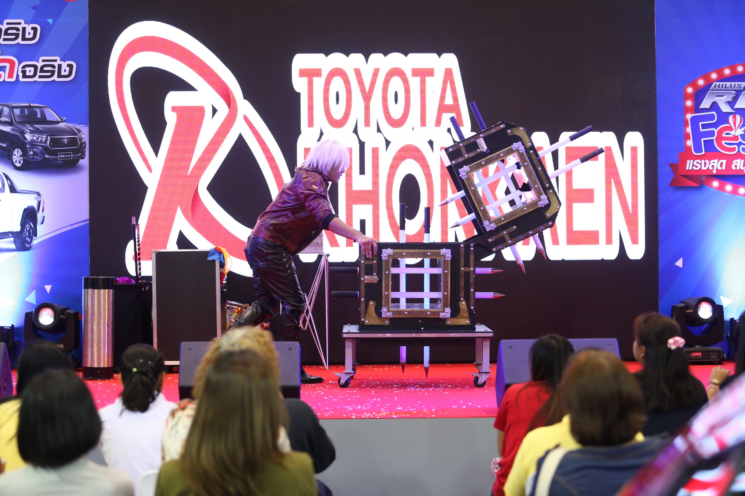 มายากล นักมายากล การแสดง โชว์ Magic Show "งาน HILUX REVO FESTIVAL 2019" 05/07/2562